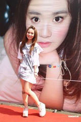 组图：陈芳语首辑庆功签唱 自曝狂爱贺军翔