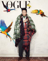 组图：“面包王”尹时允拍大片 烟熏妆时尚另类