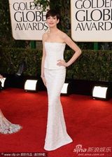 组图：金球红毯安妮-海瑟薇修身白裙曲线曼妙