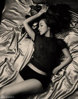 组图：陈紫函黑白映像演绎低调魅惑