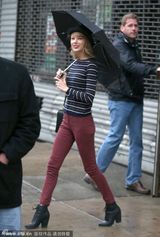 组图：斯威夫特带礼帽俏皮 条纹衫搭紧身裤出街