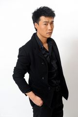 组图：乔大韦服饰写真黑白两相宜