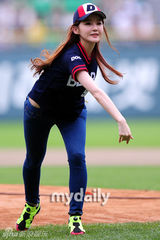 组图：Davichi成员姜敏京担任棒球比赛开球嘉宾