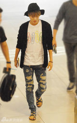 组图：SHINee温流泰民机场时尚主打自然风