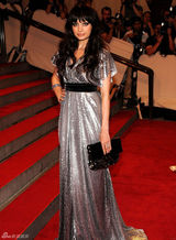 高清组图：纽约大都会庆典 妮可-里奇秀银色礼服