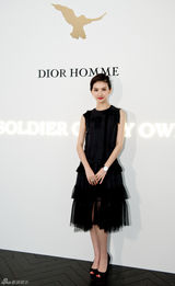 组图：景甜黑纱连衣裙现身活动显优雅