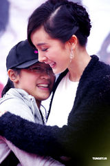 组图：杨幂冒雨参加南宁桃花节避谈感情话题