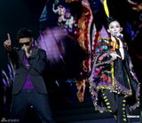 组图：范玮琪开个唱姐妹助阵 老公黑人上台送热吻 