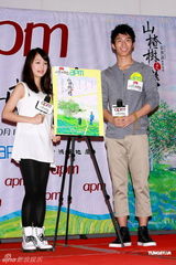 组图：周冬雨窦骁香港宣传《山楂树之恋》