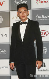 组图：釜山电影节开幕 刘亚仁面带微笑亮相