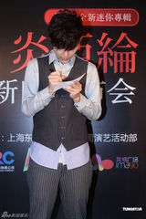 组图：炎亚纶首发新碟现场吹笛 戴红面具个性亮相