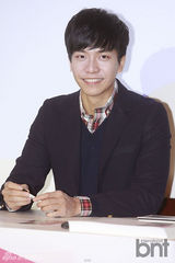 组图：韩星李升基现身签名会 吐舌大笑心情好