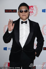 组图：鸟叔经典墨镜造型亮相 表情鬼马打招呼