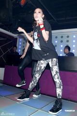 幻灯组图：关颖夜店首唱热舞新专辑 拍MV紧张没食欲