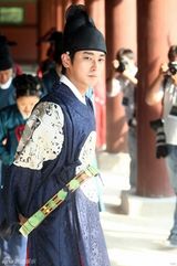 高清组图：朱智勋拍《我是王》穿古装显气势