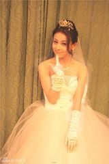组图：贾青化身俏丽新娘 穿绝美婚纱秀身材