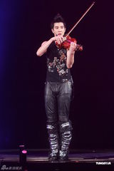 组图：王力宏香港个唱与成龙嘴对嘴热吻