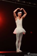 组图：吴彦祖扮肌肉小天鹅 自毁形象穿芭蕾裙