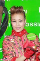 组图：容祖儿喜欢孩子显母爱 支持男友新歌