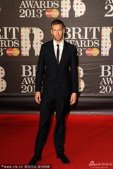 组图：2013全英音乐奖男星帅气亮相红毯