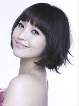 幻灯图：金莎为韩国杂志拍写真 露肩上演“冰美人”