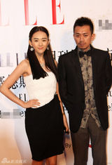 组图：童瑶携王学兵亮相粗眉妆显独特魅力