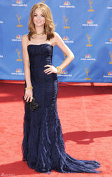 高清图：艾美奖红毯 杰斯-琳吉斯深蓝露肩礼服