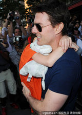 组图：汤姆-克鲁斯离婚后首探爱女 遭狗仔围堵