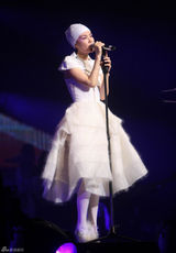 组图：王菲离婚后现身 过往奇装异服造型盘点