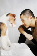 组图：韩栋与名犬拍时尚写真 展雅痞个性