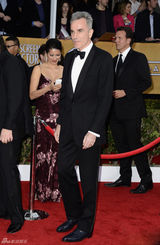 组图：19届演员工会奖举行 女星各色长裙PK红毯