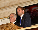 组图：帕丁森着西装现身股票交易所 与柯南伯格合影