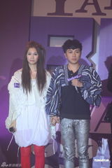 组图：中韩明星齐聚搜寻人气大奖颁奖礼  