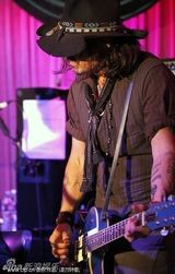 组图：约翰尼德普重组摇滚乐队 叼烟弹吉他酷劲十足