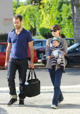 高清组图：娜塔丽-波特曼一家三口外出儿子可爱