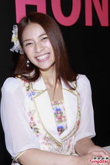 组图：AKB48两成员访港 碎花短裙清新甜美