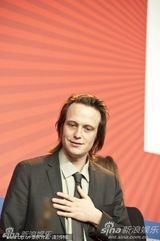 《除了我们还有谁》发布会 男星迪赫英伦范十足