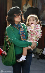 幻灯图集：萨尔玛-海耶克带女儿畅游洛杉矶