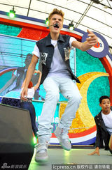 组图：贾斯汀比伯东京献唱 自摸裤裆表情超拽