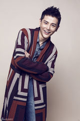 组图：孙坚写真格纹外衣帅气自信展温暖笑容