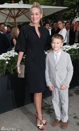 组图：莎朗-斯通不穿内衣出街 尴尬激凸显老态