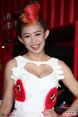 组图：郭书瑶红白短裙亮相 大露胸器秀性感