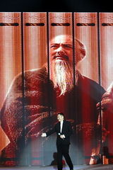 幻灯：周润发演孔子自称有种 得盛赞跪叩孔子后人