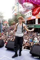 组图：吴克群新碟庆功会火爆 欲露腹肌答谢歌迷