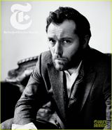 组图：裘德-洛英伦范儿熟男写真 皱眉搞怪贴车窗