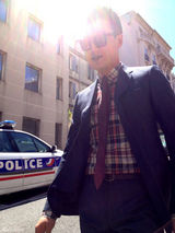 组图：佟大为夫妇戛纳街拍恩爱相随