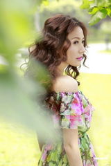 组图：刘心悠花朵裙装拍写真 望早日遇真命天子