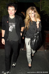 幻灯图集：艾薇儿和前夫现身纹身店 高调复合？ 