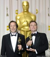 高清组图：奥斯卡后台获奖众星举金人光彩照人