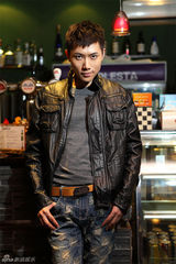 组图：泷潇拍摄惬意写真 秀都市型男风采